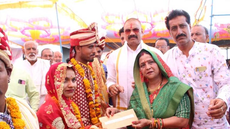 मंत्री राजपूत ने सपत्नीक विवाह समारोह में मांगलिक गीत पर किया नृत्य