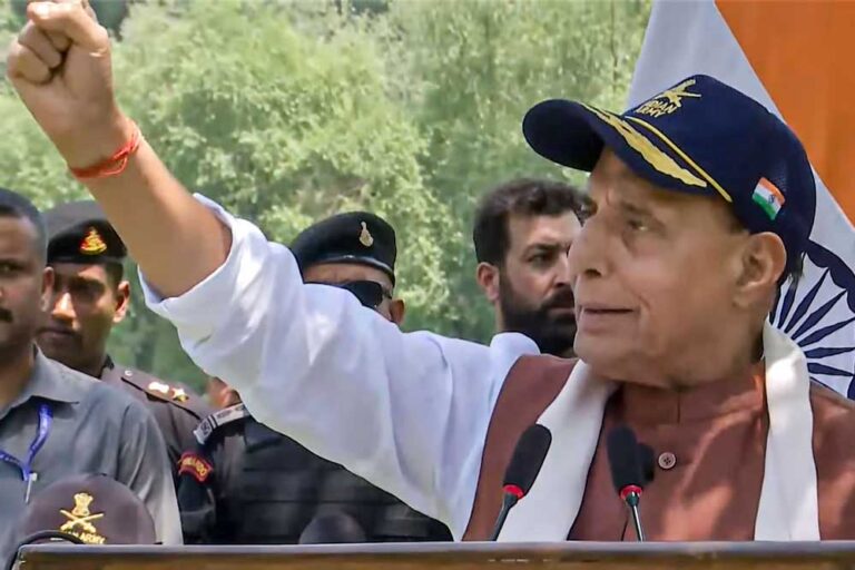 गुजरात: ‘ये सिंदूर सौंदर्य नहीं, साहस का प्रतीक’, भुज एयरबेस से बोले राजनाथ