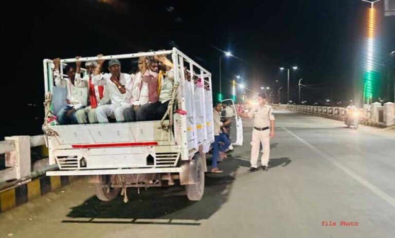 खरोरा हादसे के बाद जगा प्रशासन,  वाहनों में अवैध रूप से सवारियां ढोने पर की कार्रवाई