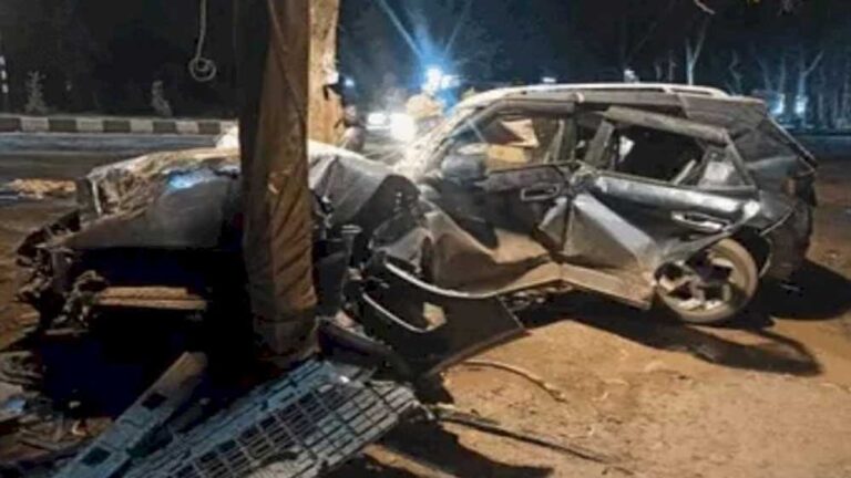 भोपाल-इंदौर हाइवे पर कार सड़क से उतर पेड़ में जा घुसी, 3 दोस्तों की मौके पर ही मौत