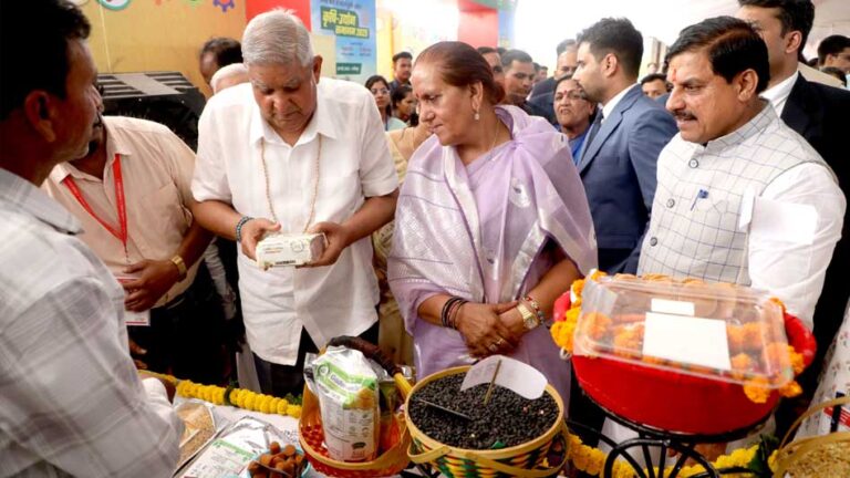कृषि प्रदर्शनी में आधुनिक कृषि तकनीकों, यंत्रों और नवाचारों का प्रदर्शन किया गया कृषि प्रदर्शनी में आधुनिक कृषि तकनीकों, यंत्रों और नवाचारों का प्रदर्शन किया गया