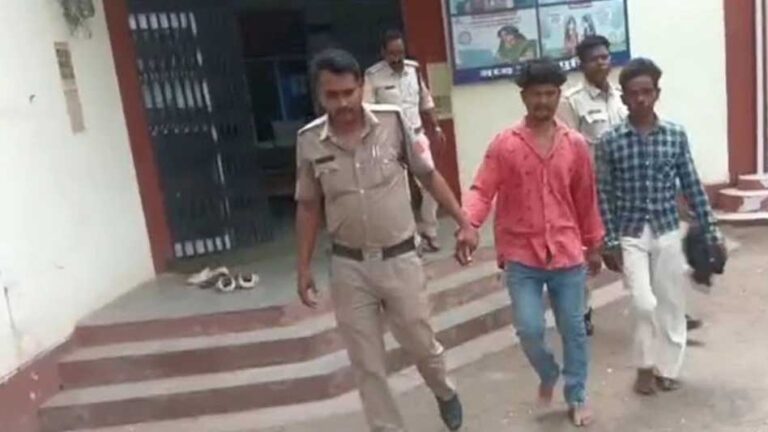 खंडवा: सामूहिक दुष्कर्म के बाद 18 घंटे तक तड़पती रही महिला, डॉक्टर ने महिला की बच्चेदानी शरीर से बाहर होने से किया इन्कार