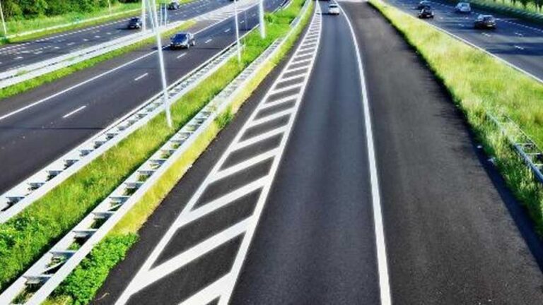 सिक्सलेन सड़क पर प्रशासन 10 करोड़ से 15 किलोमीटर के दायरे में  20 हजार से अधिक पौधे लगाएंगी