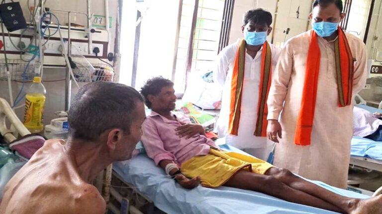 मंत्री जायसवाल नेअस्पताल में भर्ती मरीजों एवं परिजनों से की बातचीत, सुविधाओं का लिया जायजा