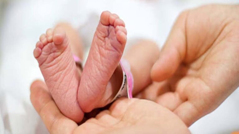 अमरपुर प्राथमिक स्वास्थ्य केंद्र में एक महिला ने सामान्य प्रसव के जरिए एक साथ तीन बेटियों को जन्म दिया