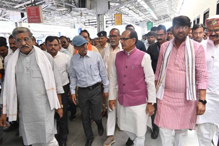 अमृत भारत स्टेशन योजना के अंतर्गत पुनर्विकास कार्यों का लिया केंद्रीय मंत्री चौहान ने लिया जायजा