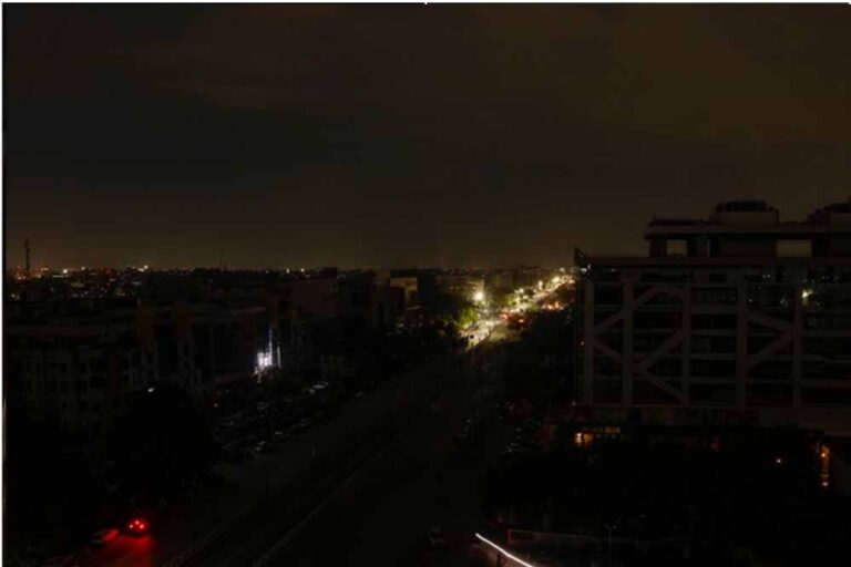 ब्लैक आउट के अभ्यास के दौरान नागरिकों की सहभागिता से अनोखा दृश्य इंदौर में साकार हुआ