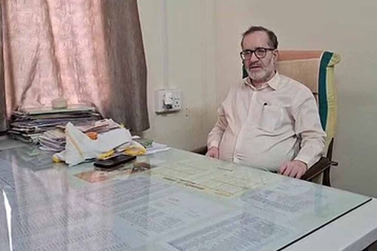 दमोह जिले में जिन स्कूलों का रिजल्ट 30% से कम रहा, अब वहाँ के शिक्षकों को खुद की परीक्षा देनी होगी दमोह जिले में जिन स्कूलों का रिजल्ट 30% से कम रहा, अब वहाँ के शिक्षकों को खुद की परीक्षा देनी होगी