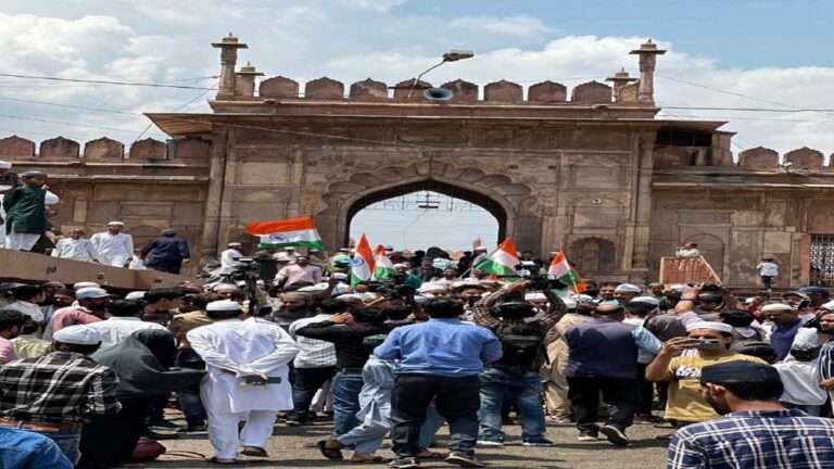 भोपाल में नमाज के बाद मस्जिद परिसर में मुस्लिम समुदाय के लोगों ने पाकिस्तान के खिलाफ जमकर गुस्सा जाहिर किया