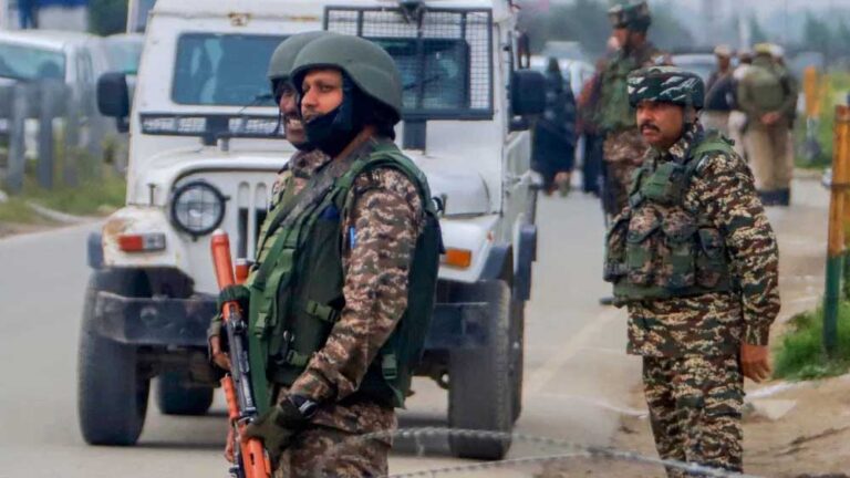 पाकिस्तान ने फिर की घुसपैठ की नापाक कोशिश, सेना ने LoC पर बिछा दीं आतंकियों की लाशें पाकिस्तान ने फिर की घुसपैठ की नापाक कोशिश, सेना ने LoC पर बिछा दीं आतंकियों की लाशें