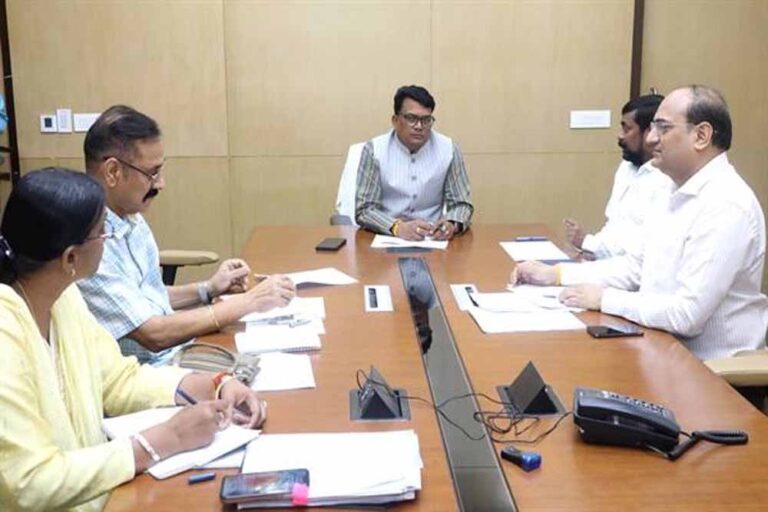 विभाग की जनकल्याणकारी योजनाओं के लिए आवंटित बजट का शत-प्रतिशत करें उपयोग : मंत्री चौहान