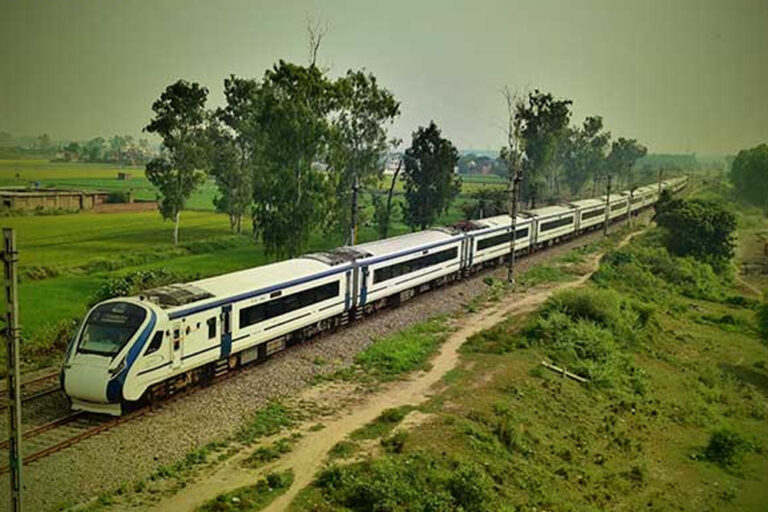 वंदे भारत एक्सप्रेस : बिलासपुर से नागपुर के लिए एग्जीक्यूटिव चेयर कार का किराया 2240, चेयर कार का किराया 1240 रुपए तय किया