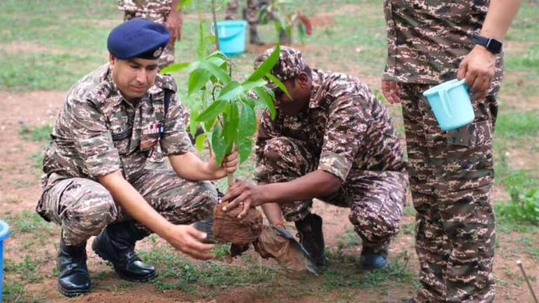 सीआरपीएफ के जवानों ने किया वृक्षारोपण सीआरपीएफ के जवानों ने किया वृक्षारोपण