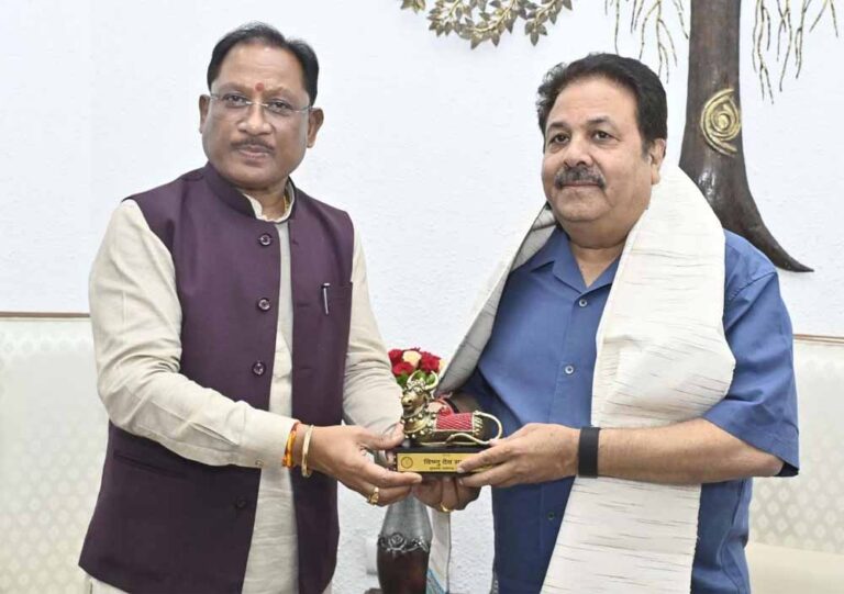 सीएम साय ने राजीव शुक्ला का कोसा वस्त्र और बेल मेटल से निर्मित स्मृति चिन्ह भेंटकर किया आत्मीय स्वागत