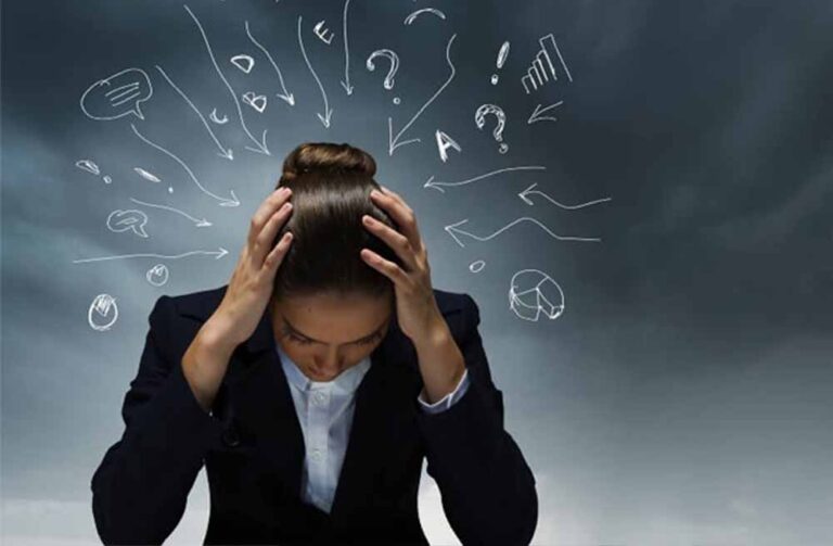 निगेटिव सोच वालों के साथ रहकर खुद को इन तरीकों से रखें पॉजिटिव