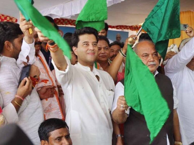 ग्वालियर से बेंगलुरु जाना हुआ आसान,  केंद्रीय मंत्री सिंधिया ने स्पेशल ट्रेन को दिखाई हरी झंडी