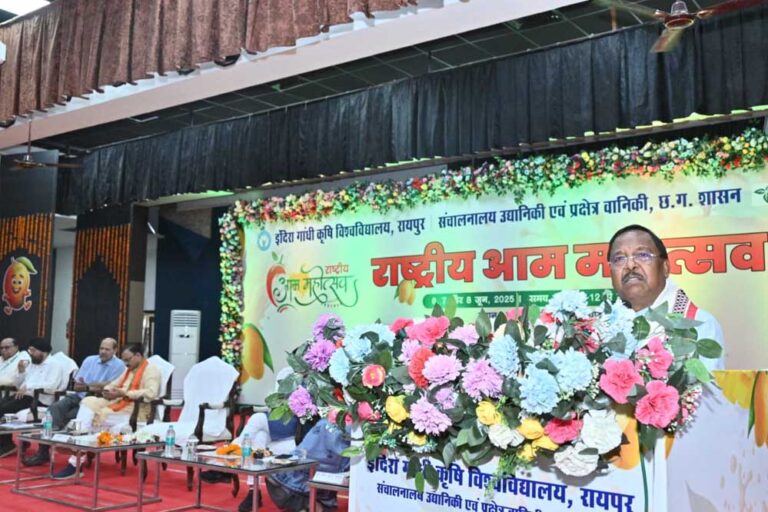 कृषि विश्वविद्यालय के कृषि मंडपम में आयोजित चार दिवसीय राष्ट्रीय आम महोत्सव के समापन समारोह मे कृषि मंत्री नेताम शामिल हुए