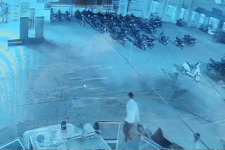 रीवा जिले के सरकारी अस्पताल में नाबालिग लड़की के साथ गैंगरेप, पहले प्रबंधन ने छिपाई घटना रीवा जिले के सरकारी अस्पताल में नाबालिग लड़की के साथ गैंगरेप, पहले प्रबंधन ने छिपाई घटना