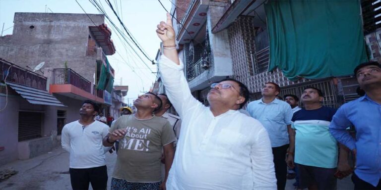 ऊर्जा मंत्री ने विद्युत वितरण केन्द्र पहुंचकर निरीक्षण किया, उपभोक्ताओं से सीधे फोन पर बात कर निराकरण किया ऊर्जा मंत्री ने विद्युत वितरण केन्द्र पहुंचकर निरीक्षण किया, उपभोक्ताओं से सीधे फोन पर बात कर निराकरण किया