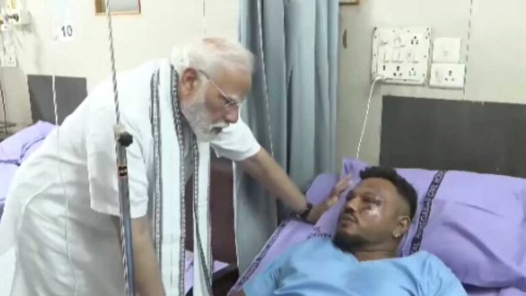 पीएम मोदी ने घायलों से की मुलाकात, भयानक प्लेन क्रैश में इकलौते जिंदा बचे यात्री से मिले , हाथ पकड़कर दी हिम्मत