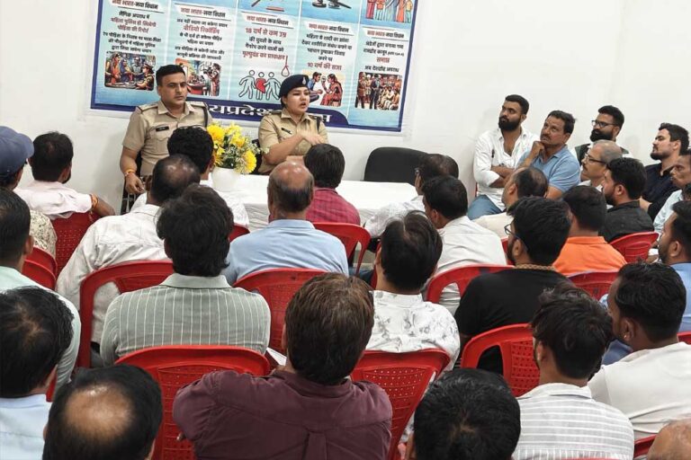 पीथमपुर में सभी ठेकेदारों को निर्देश अपने यहां काम करने वाले सभी कर्मचारियों का आधार कार्ड और पूरा बायोडाटा थाने में जमा करें