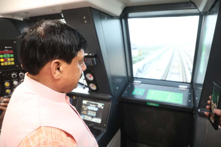 मुख्यमंत्री डॉ. यादव ने मेट्रो ट्रेन में यात्रा कर ली संचालन की जानकारी