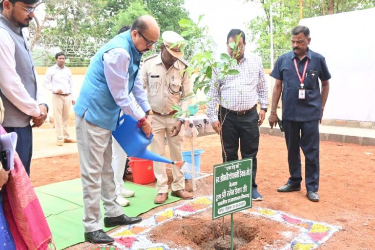 राज्यपाल ने कलेक्ट्रेट परिसर एवं एकलव्य विद्यालय मानपुर में मौलश्री पौधारोपण