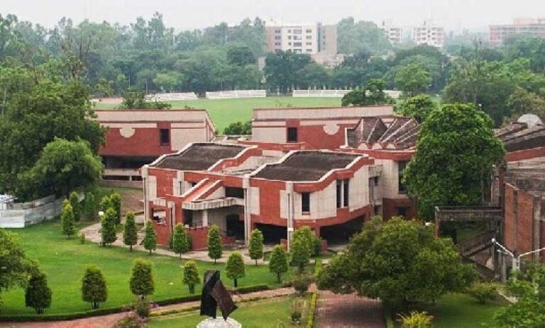 IIT कानपुर में रिसर्च स्कॉलर के सुसाइड में साथ पढ़ने वाली छात्रा, गाइड समेत 3 पर केस