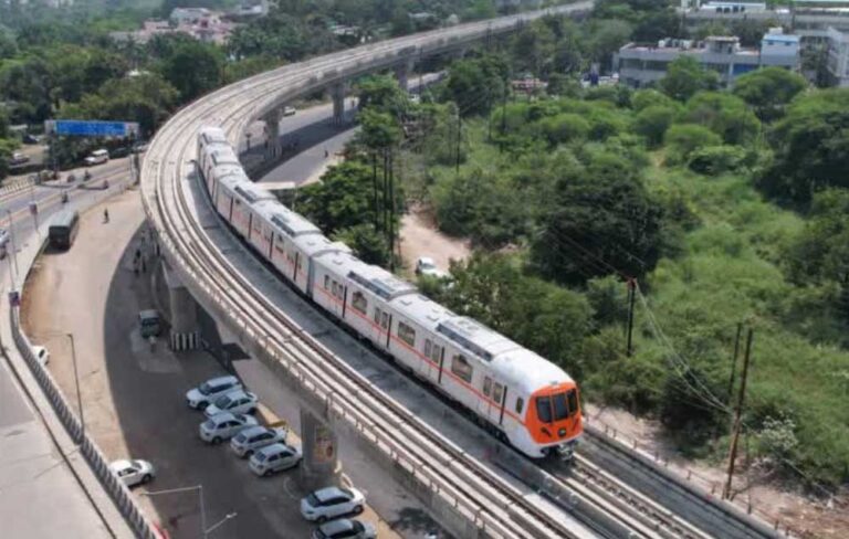 भोपाल में बारिश के चलते मेट्रो ट्रेन के काम की गति धीमी हो गई
