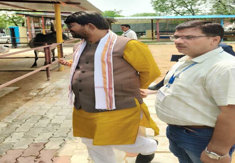 पशुपालन मंत्री पटेल ने गौ-शाला परिसर में बहुउद्देशीय पशु चिकित्सालय, आईओसीएल के गैस प्लांट, मिल्क पार्लर आदि को देखा