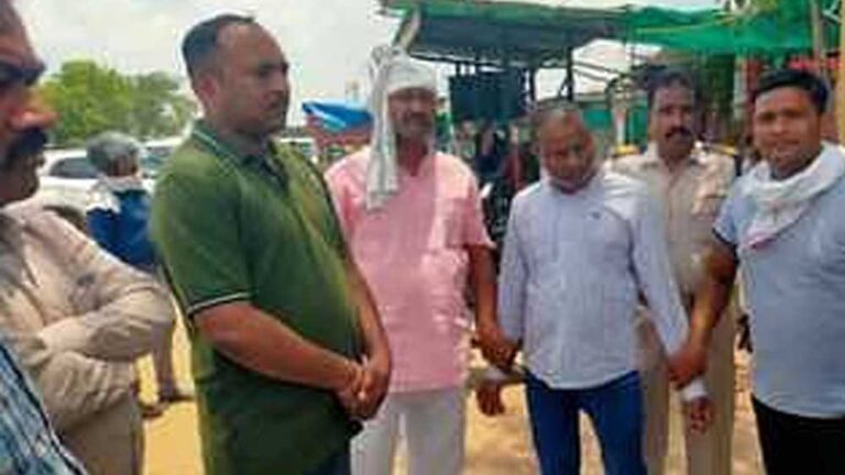 भिंड में रिश्वत लेते हुए पटवारी को लोकायुक्त टीम ने पकड़ा, किसान से नामांतरण के नाम पर मांगे थे रुपये