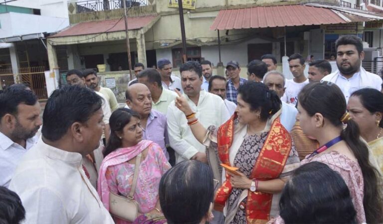 समय पर काम नहीं करने वाले लापरवाह अधिकारियों कर्मचारियों पर सख्त कार्यवाही होगी: राज्यमंत्री श्रीमती गौर