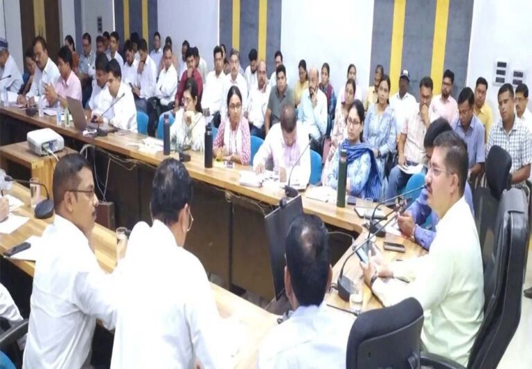 साप्ताहिक समीक्षा बैठक में बोले कलेक्टर गुप्ता रूफ वॉटर हार्वेस्टिंग पद्धति से करें जल का संग्रहण साप्ताहिक समीक्षा बैठक में बोले कलेक्टर गुप्ता रूफ वॉटर हार्वेस्टिंग पद्धति से करें जल का संग्रहण