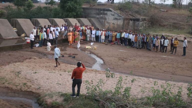 ग्रामीणों को नर्मदा नदी के किनारों को पर्यावरण सरंक्षण के उद्देश्य से साफ सफाई की शपथ दिलाई जा रही ग्रामीणों को नर्मदा नदी के किनारों को पर्यावरण सरंक्षण के उद्देश्य से साफ सफाई की शपथ दिलाई जा रही