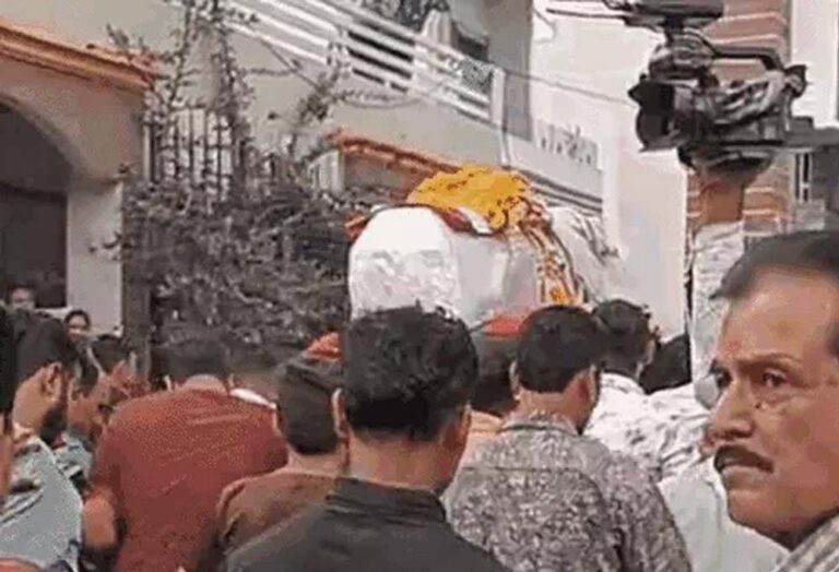 इंदौर : ट्रांसपोर्ट कारोबारी राजा रघुवंशी का बुधवार को देर शाम अंतिम संस्कार कर दिया गया इंदौर : ट्रांसपोर्ट कारोबारी राजा रघुवंशी का बुधवार को देर शाम अंतिम संस्कार कर दिया गया