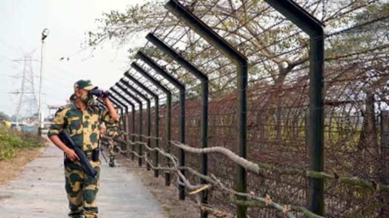 मुर्शिदाबाद जिले में बांग्लादेशी नागरिकों ने बीएसएफ के एक जवान को अगवा कर लिया मुर्शिदाबाद जिले में बांग्लादेशी नागरिकों ने बीएसएफ के एक जवान को अगवा कर लिया