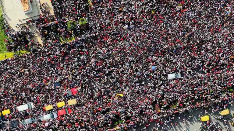 बेंगलुरु भगदड़ का HC ने लिया स्वत: संज्ञान, मुख्यमंत्री के खिलाफ शिकायत; जानें क्या-क्या हुआ बेंगलुरु भगदड़ का HC ने लिया स्वत: संज्ञान, मुख्यमंत्री के खिलाफ शिकायत; जानें क्या-क्या हुआ