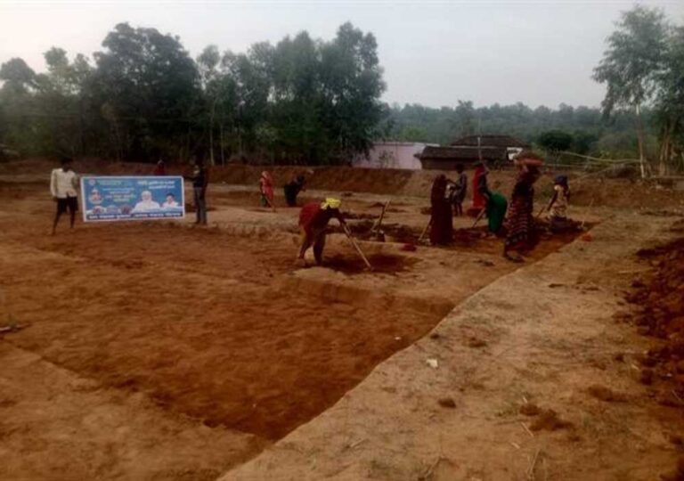 जल चौपाल कर ग्रामीणों को नदी के आसपास साफ सफाई के महत्व के बारे में जानकारी दी जा रही