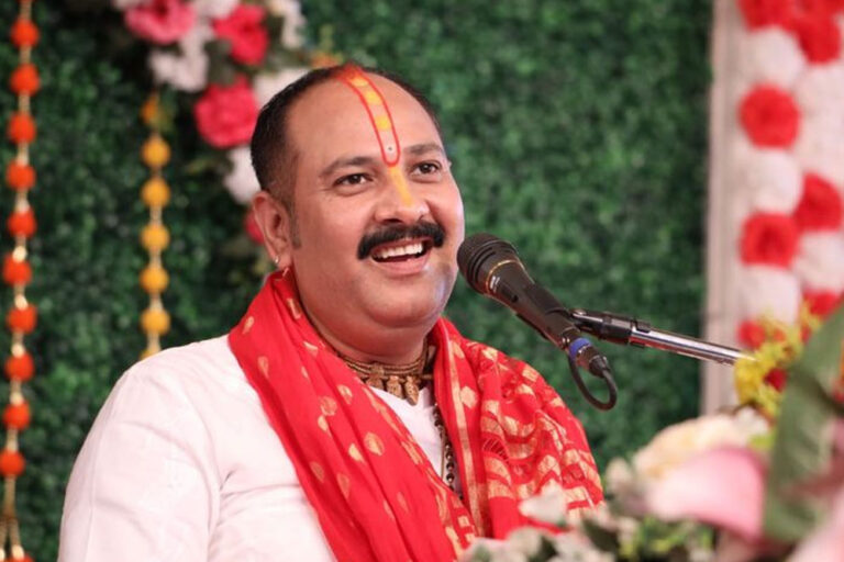 पंडित मिश्रा ने कहा कि मंदिर जाने से पहले विश्वास लेकर जाना, जैसे दुकान और मकान पर लिखा रहता है कि आप कैमरे की नजर में हैं