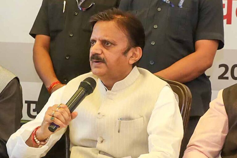 उप मुख्यमंत्री शुक्ल जिला स्तरीय ब्राम्हण सम्मेलन एवं जिला स्तरीय ब्राम्हण मेधावी छात्र-छात्राओं के सम्मान समारोह में शामिल हुए