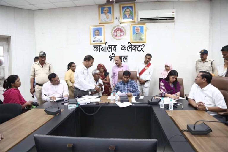 जनसुनवाई में 126 आवेदन प्राप्त हुए, कलेक्टर ने सुनी आवेदकों की समस्याएं