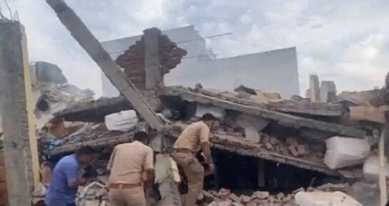 मेरठ में एक के बाद एक पांच विस्फोट के कारण पूरा इलाका दहल गया और मकान की छत उड़ गई, फैली सनसनी