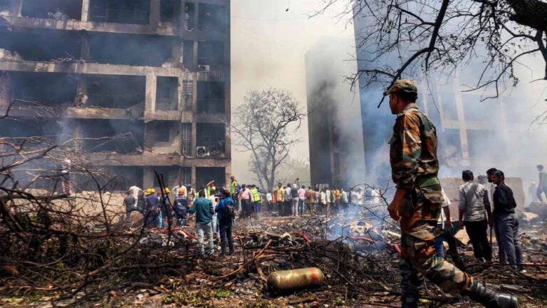 एयर इंडिया के विमान के दुर्घटनाग्रस्त होने के बाद राहत और बचाव अभियान के लिए, सेना-NDRF की टीम और डॉक्टर तैनात एयर इंडिया के विमान के दुर्घटनाग्रस्त होने के बाद राहत और बचाव अभियान के लिए, सेना-NDRF की टीम और डॉक्टर तैनात