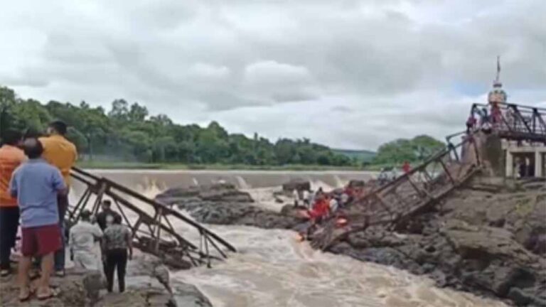 इंद्रायणी नदी पर बना पुल ढहने से करीब 20 पर्यटक बहे, डीसीपी ने कहा- दो लोगों की हुई मौत इंद्रायणी नदी पर बना पुल ढहने से करीब 20 पर्यटक बहे, डीसीपी ने कहा- दो लोगों की हुई मौत