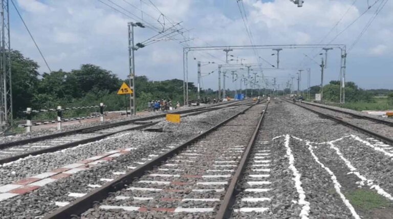 इंदौर शहर का डेड एंड खत्म करने के लिए इंदौर-दाहोद रेल लाइन का काम तेजी से चल रहा