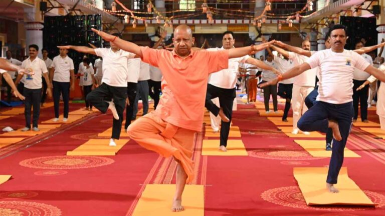 योग को लोक कल्याण का माध्यम बनाकर भारत ने विश्व कल्याण का मार्ग प्रशस्त किया: मुख्यमंत्री योगी आदित्यनाथ