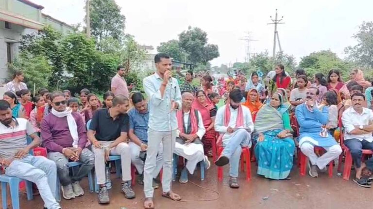 शिक्षिका को हटाने ग्रामीणों ने नेशनल हाइवे पर किया चक्काजाम, कांग्रेसी विधायक कुंवर सिंह हुए शामिल