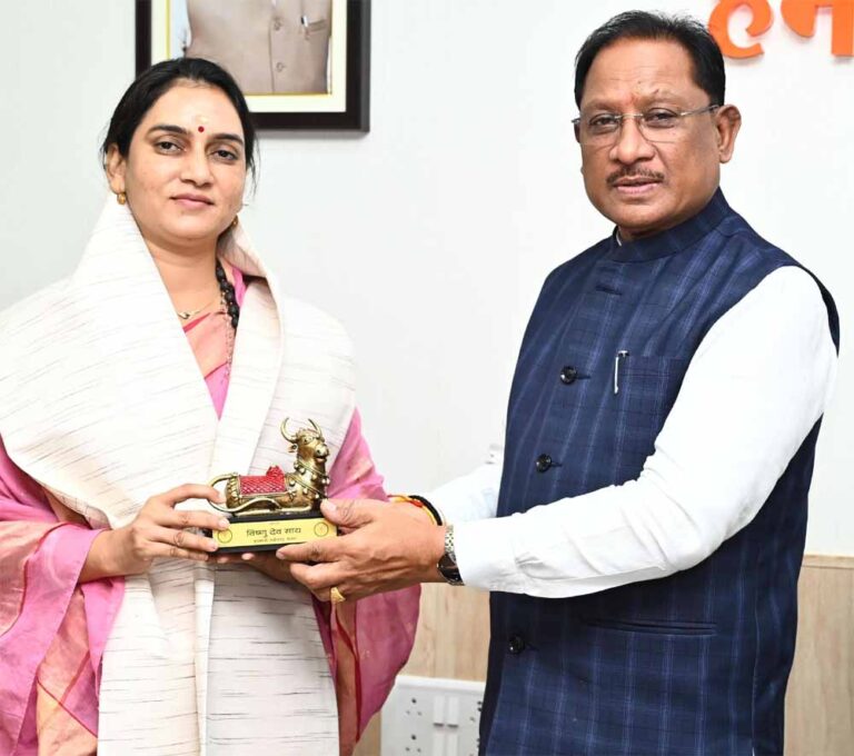 वॉटर वुमन शिप्रा पाठक का मुख्यमंत्री विष्णु देव साय ने किया सम्मान
