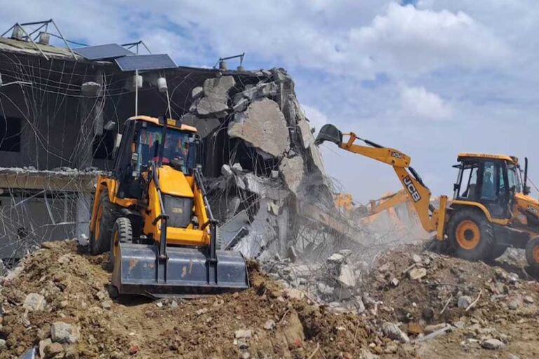 छांगुर बाबा की कोठी पर तीसरे दिन भी चला बुलडोजर, तोड़ने में करनी पड़ रही कड़ी मशक्कत