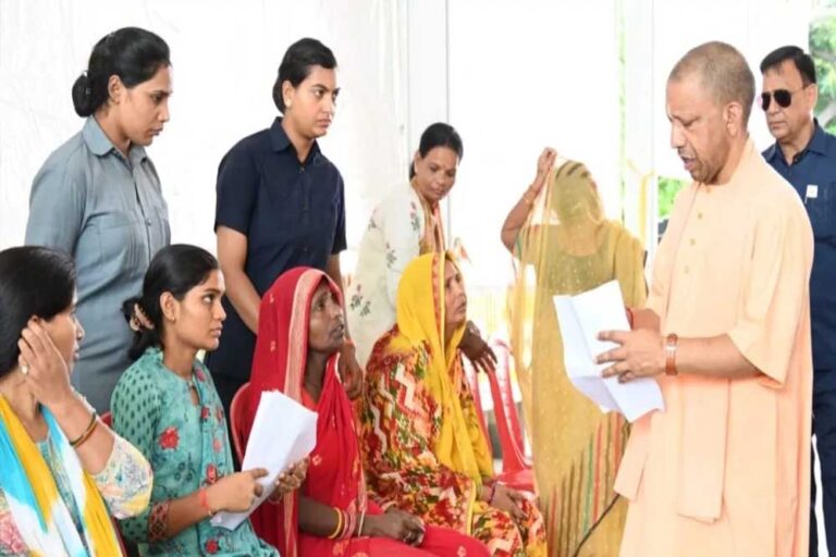 मुख्यमंत्री योगी ने सुनी फरियाद, बोले- हर जरूरतमंद के साथ खड़ी है सरकार